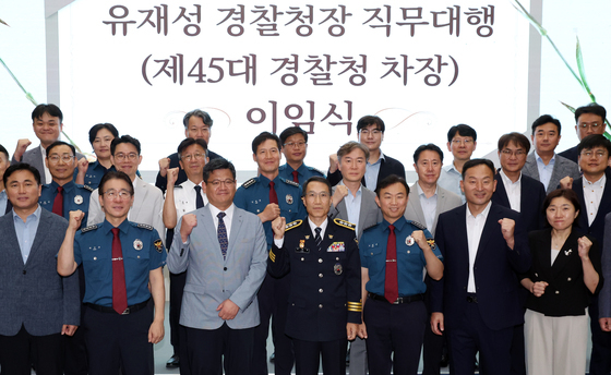 기념촬영하는 유재성 직무대행