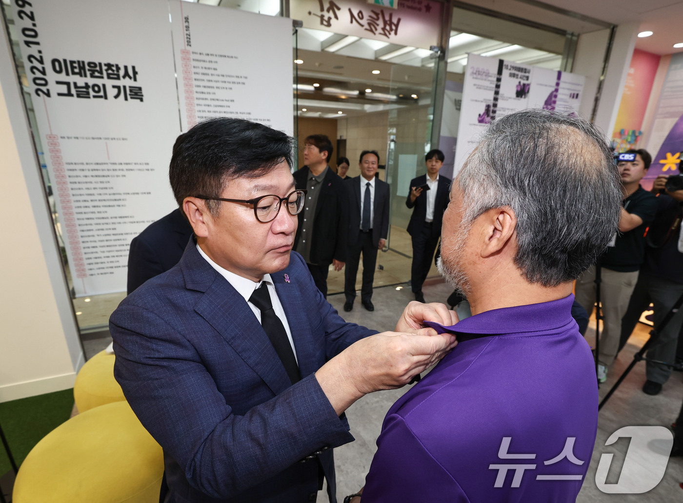(서울=뉴스1) 이종수 기자 = 정점식 국민의힘 원내대표가 2일 오전 서울 종로구 10.29 이태원참사 기억소통공간 ‘별들의 집’을 방문해 이정민 유가족협의회 운영위원장에게 추모 …