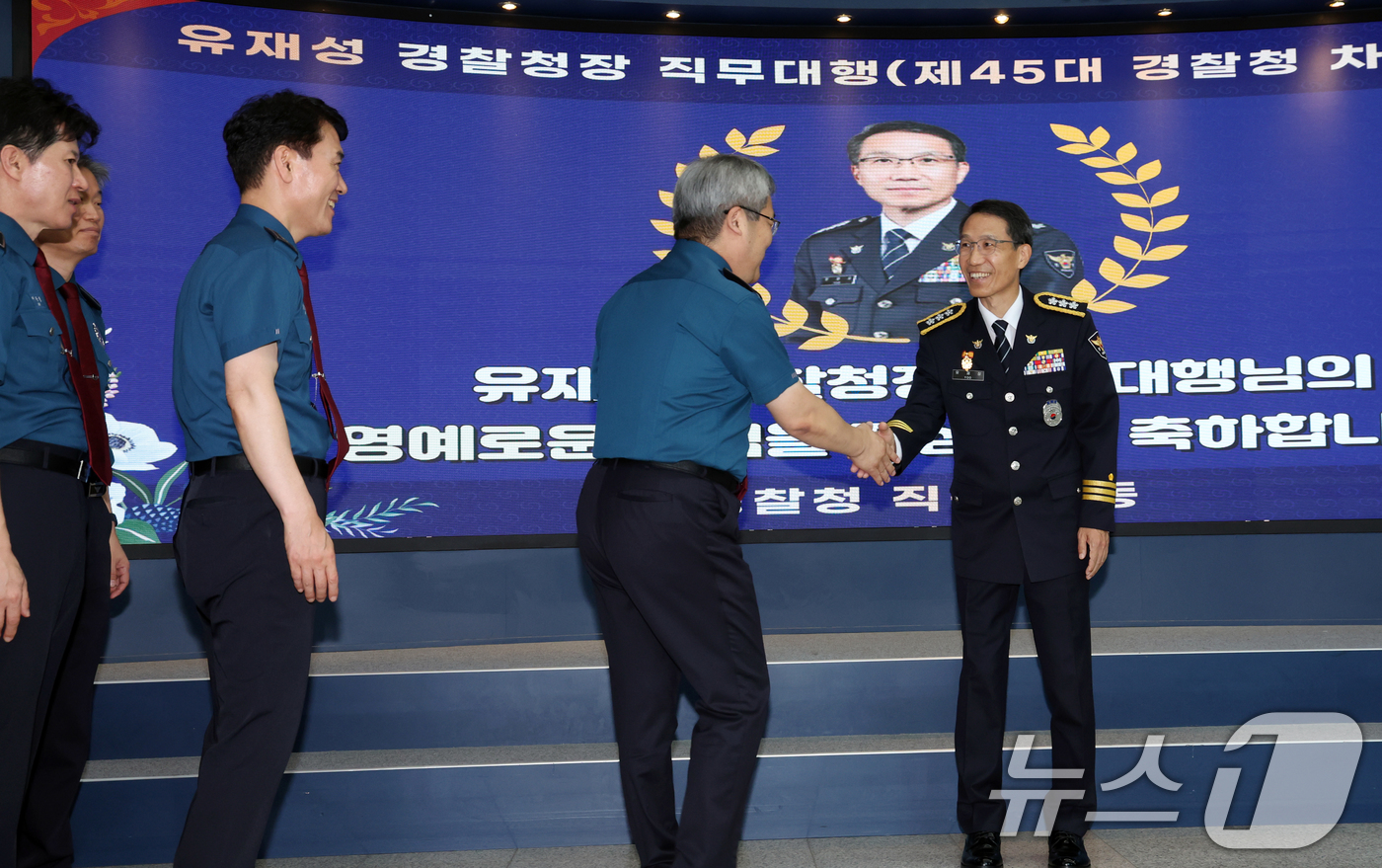 (서울=뉴스1) 김명섭 기자 = 유재성 경찰청장 직무대행(제45대 경찰청 차장)이 2일 서울 서대문구 경찰청에서 열린 이임식에서 직원들과 인사를 하고 있다. 2026.9.2/뉴스1 …