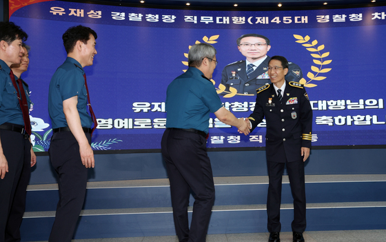 인사하는 유재성 직무대행