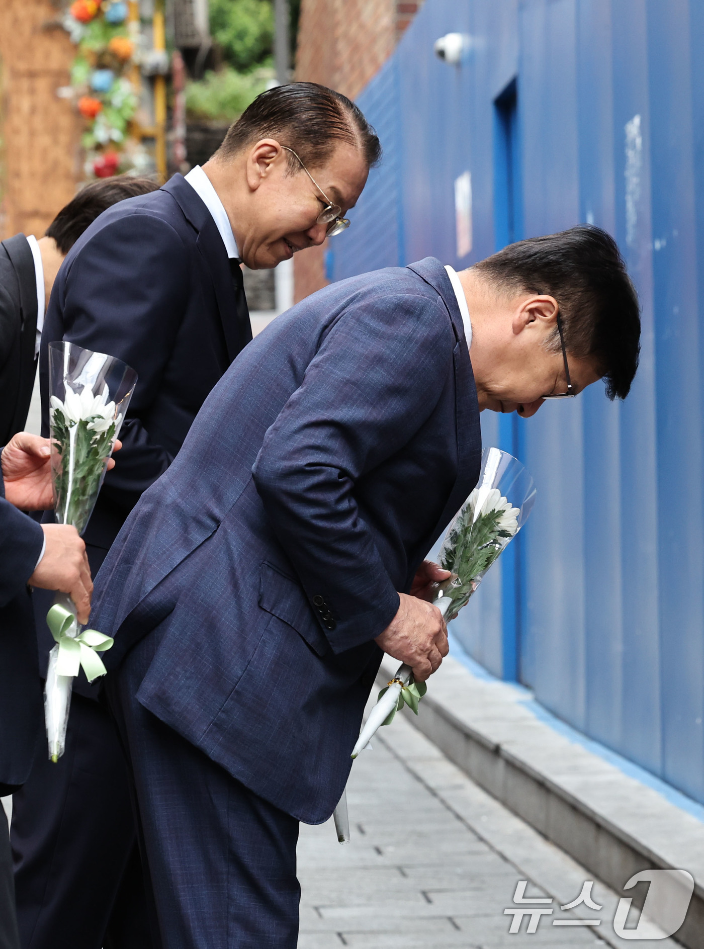 (서울=뉴스1) 이종수 기자 = 정점식 국민의힘 원내대표가 2일 오전 서울 용산구 이태원역 인근 ‘10.29 기억과 안전의 길’을 방문해 헌화하고 있다. 2026.9.2/뉴스1