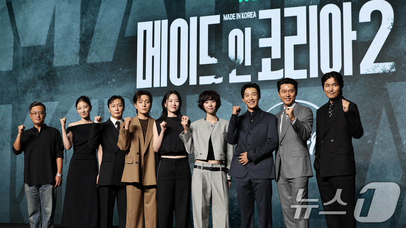 (서울=뉴스1) 김진환 기자 = 2일 서울 영등포구 콘래드서울호텔 그랜드볼룸에서 진행된 디즈니+ 오리지널 시리즈 '메이드 인 코리아2' 제작발표회에서 감독과 출연진들이 포즈를 취 …