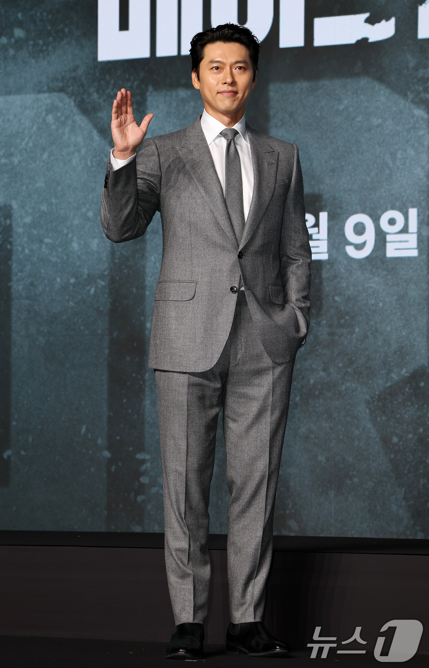 (서울=뉴스1) 김진환 기자 = 배우 현빈이 2일 서울 영등포구 콘래드서울호텔 그랜드볼룸에서 진행된 디즈니+ 오리지널 시리즈 '메이드 인 코리아2' 제작발표회에 참석해 포즈를 취하 …