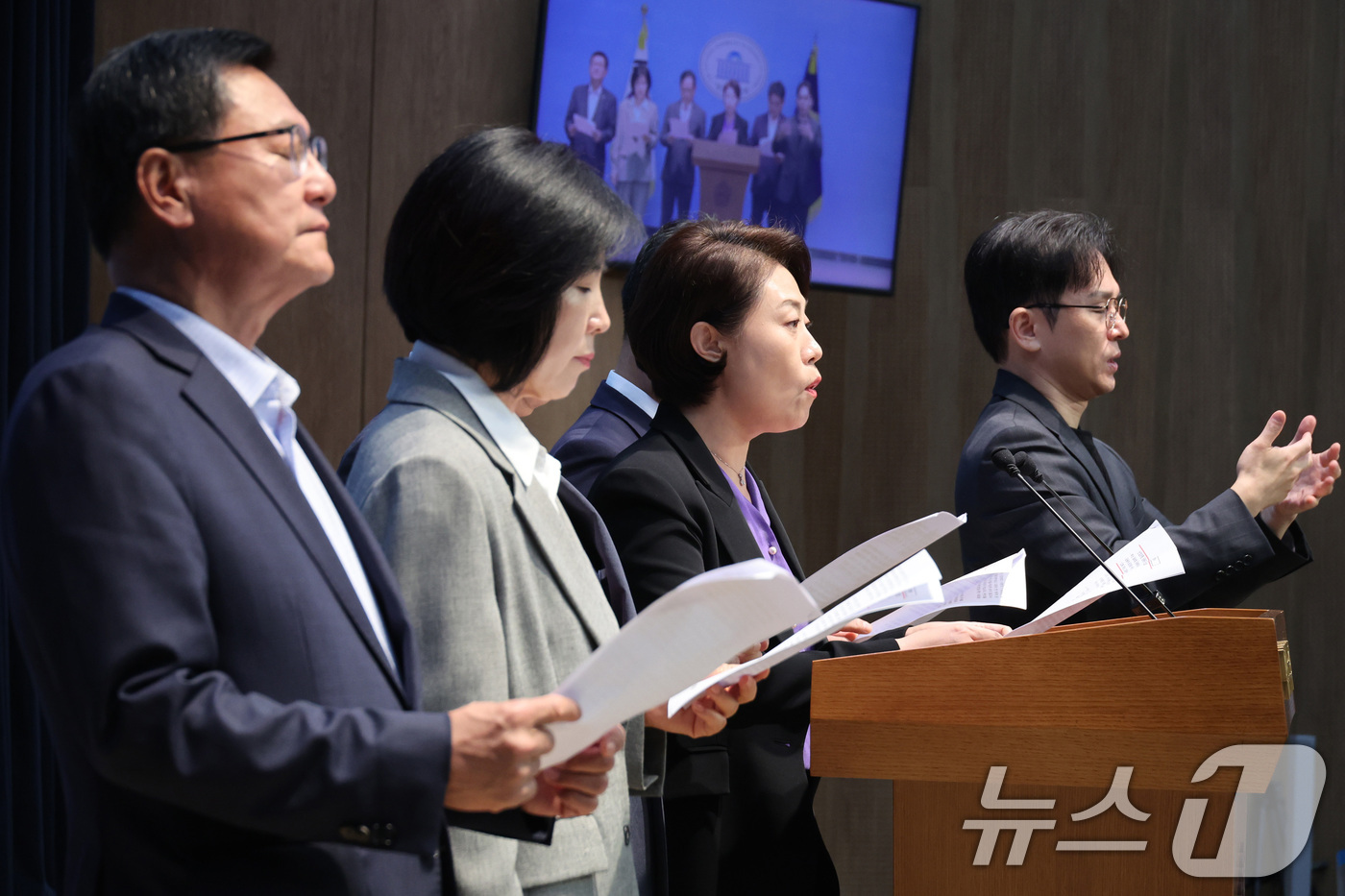 (서울=뉴스1) 신웅수 기자 = 김미애 의원을 비롯한 국민의힘 부산 지역 국회의원들이 2일 서울 여의도 국회 소통관에서 금융감독원·금융위원회·산업은행 부산 이전 촉구 기자회견을 하 …