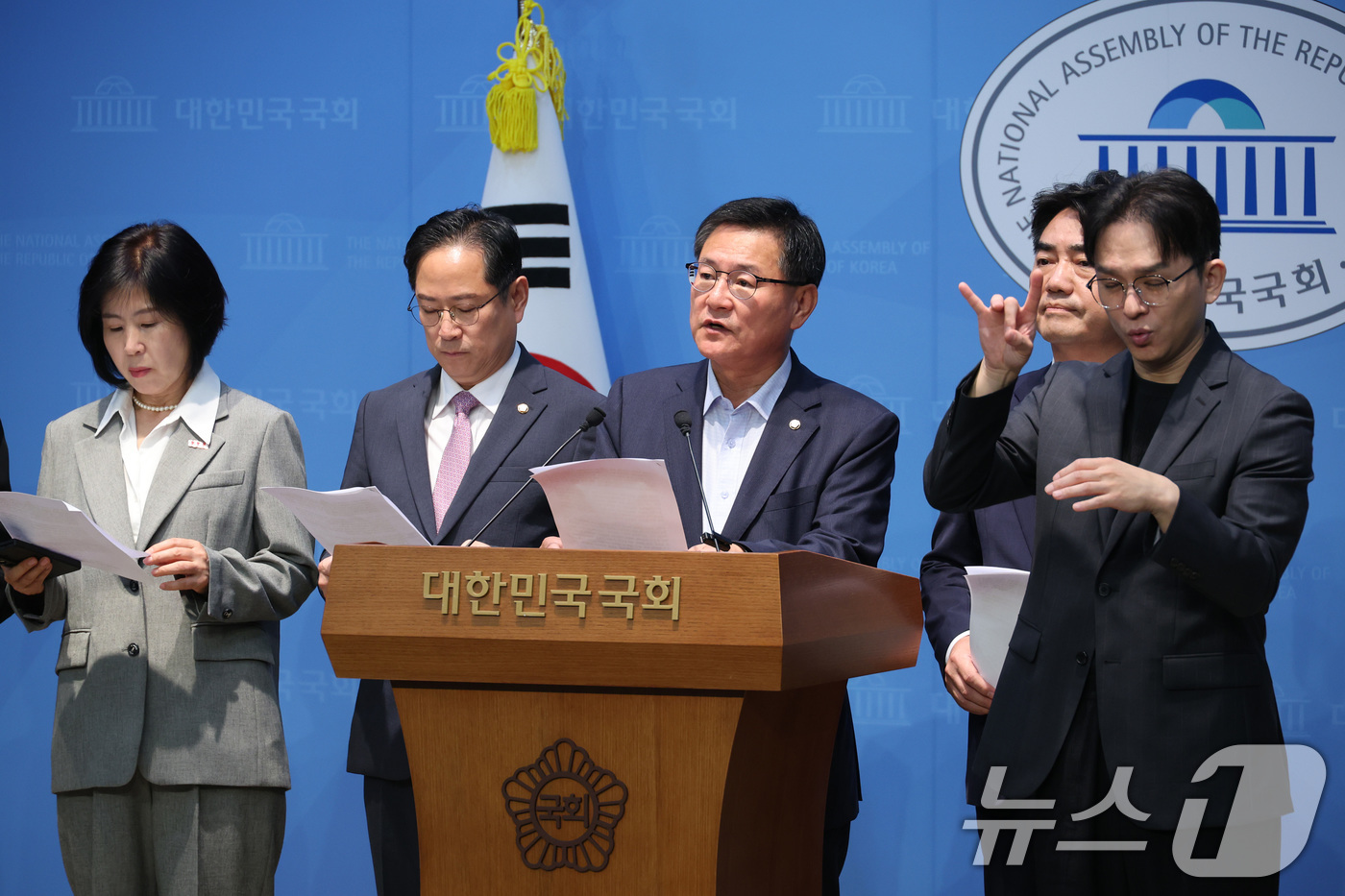 (서울=뉴스1) 신웅수 기자 = 이헌승 의원을 비롯한 국민의힘 부산 지역 의원들이 2일 서울 여의도 국회 소통관에서 금융감독원·금융위원회·산업은행 부산 이전 촉구 기자회견을 하고 …