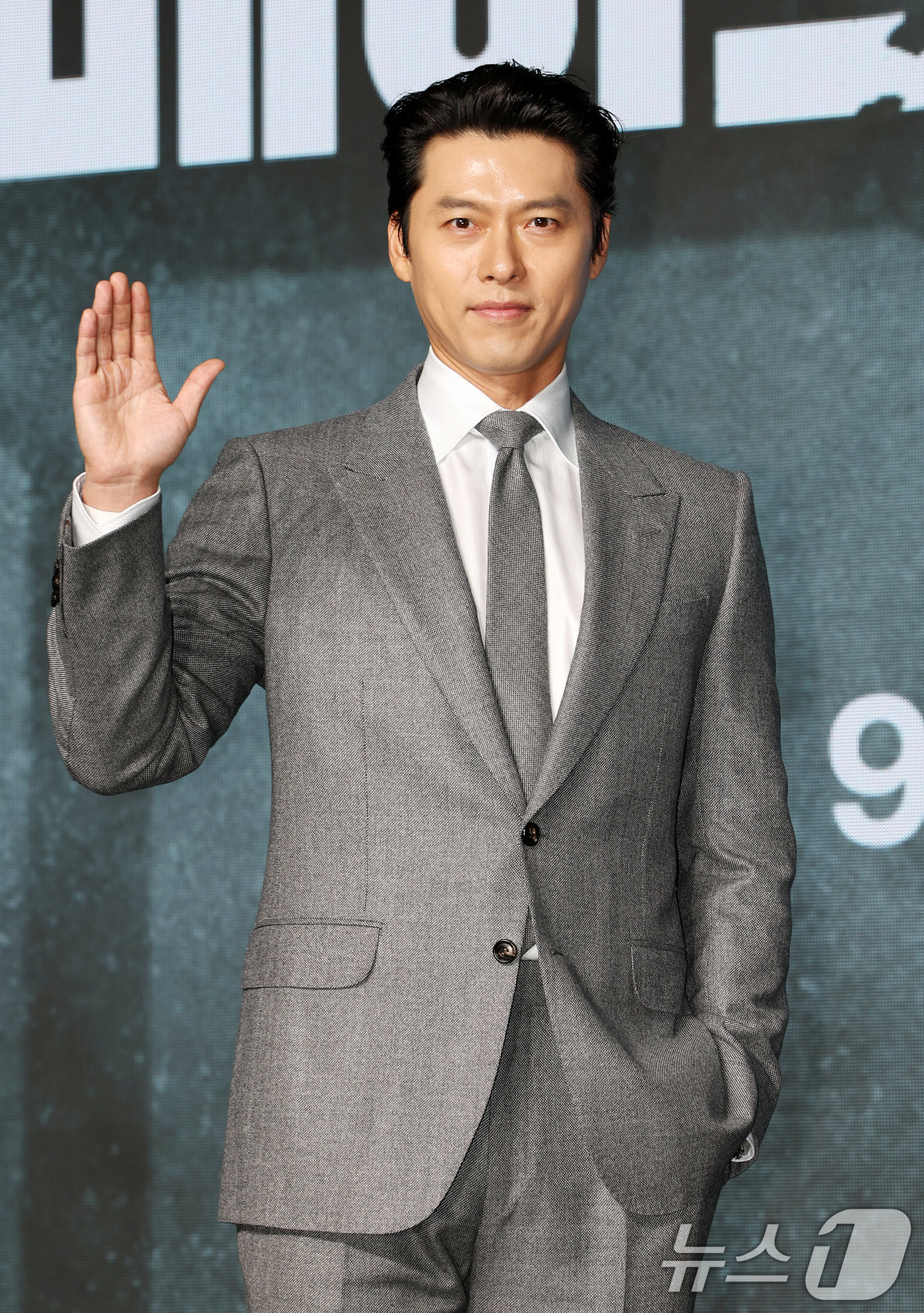 (서울=뉴스1) 김진환 기자 = 배우 현빈이 2일 서울 영등포구 콘래드서울호텔 그랜드볼룸에서 진행된 디즈니+ 오리지널 시리즈 '메이드 인 코리아2' 제작발표회에 참석해 포즈를 취하 …