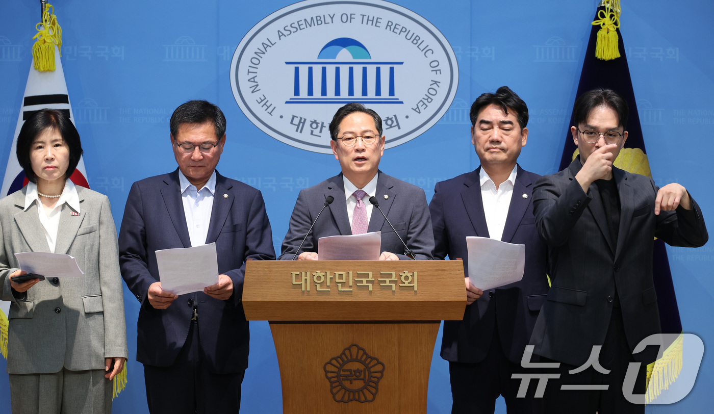 (서울=뉴스1) 신웅수 기자 = 김미애 의원을 비롯한 국민의힘 부산 지역 의원들이 2일 서울 여의도 국회 소통관에서 금융감독원·금융위원회·산업은행 부산 이전 촉구 기자회견을 하고 …