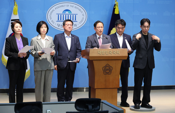 기자회견하는 국민의힘 부산 지역구 의원들