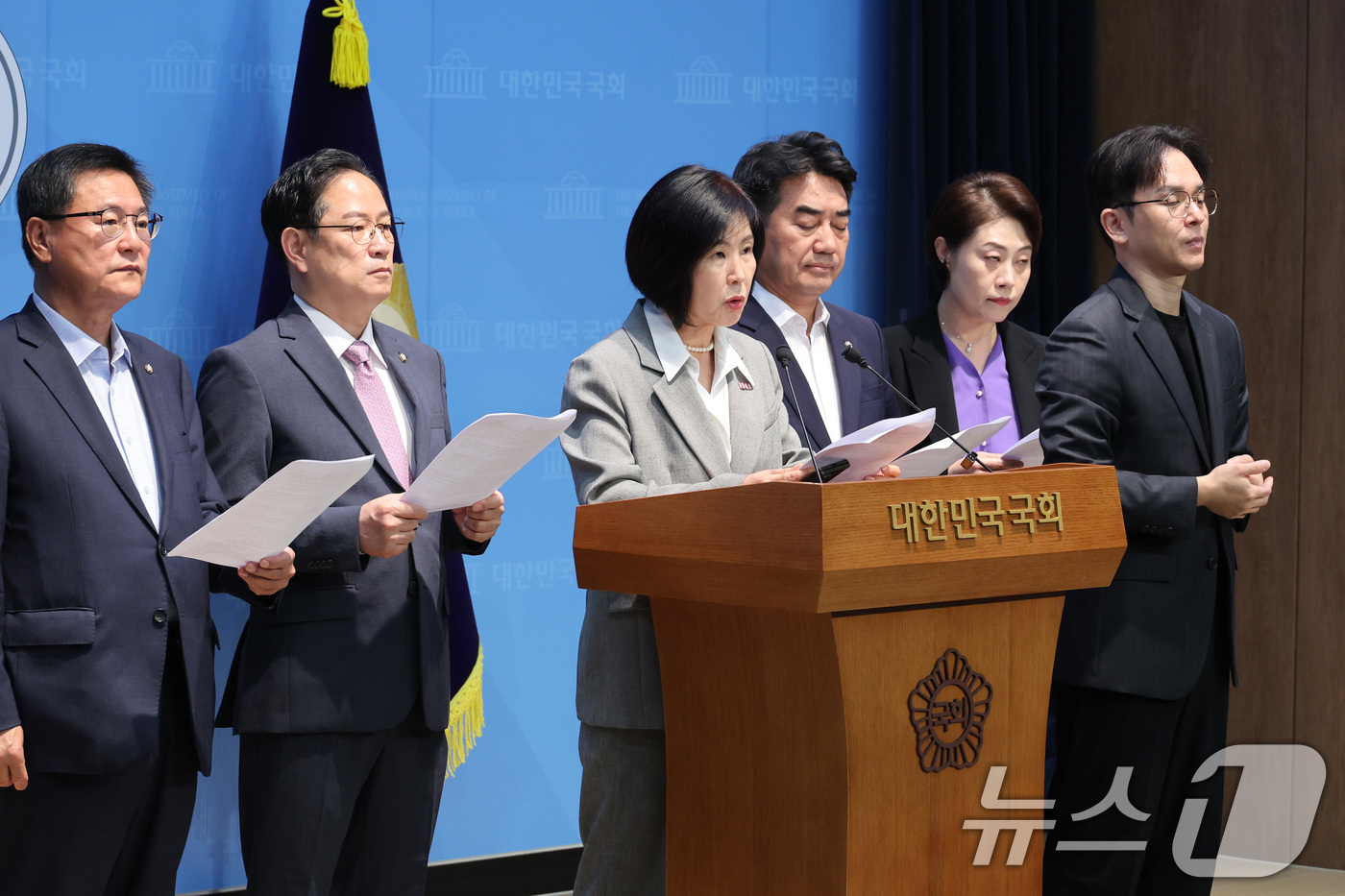 (서울=뉴스1) 신웅수 기자 = 김미애 의원을 비롯한 국민의힘 부산 지역 국회의원들이 2일 서울 여의도 국회 소통관에서 금융감독원·금융위원회·산업은행 부산 이전 촉구 기자회견을 하 …