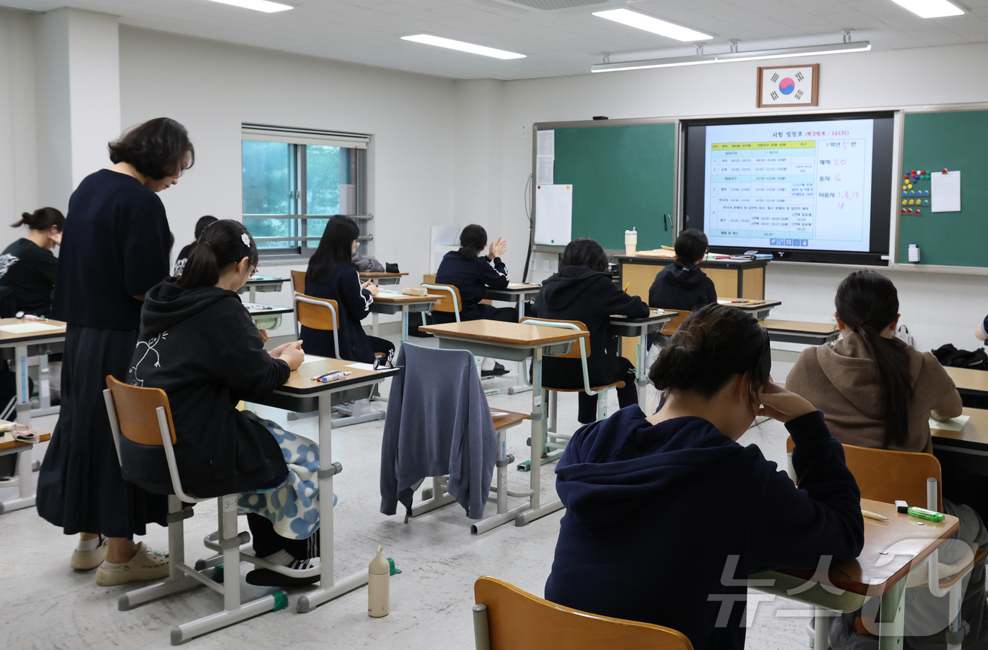 (대전=뉴스1) 김기태 기자 = 2027학년도 대학수학능력시험 9월 모의평가가 치뤄진 2일 대전 유성구 대덕고에서 학생들이 시험을 준비하고 있다. 2026.9.2/뉴스1