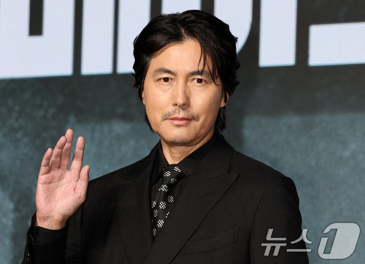 (서울=뉴스1) 김진환 기자 = 배우 정우성이 2일 서울 영등포구 콘래드서울호텔 그랜드볼룸에서 진행된 디즈니+ 오리지널 시리즈 '메이드 인 코리아2' 제작발표회에 참석해 포즈를 취 …