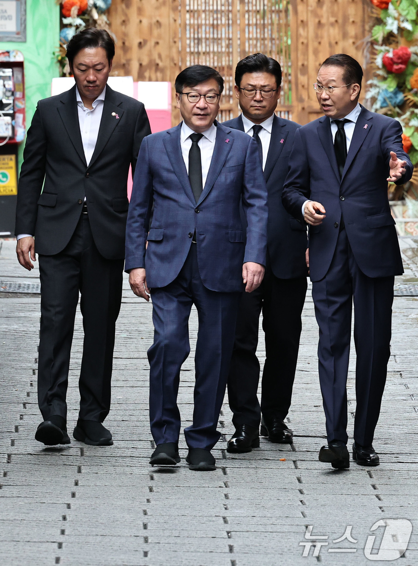 (서울=뉴스1) 이종수 기자 = 정점식 국민의힘 원내대표가 2일 오전 서울 용산구 이태원역 인근 ‘10.29 기억과 안전의 길’을 방문해 국민의힘 소속 의원들과 현장을 둘러보고 있 …