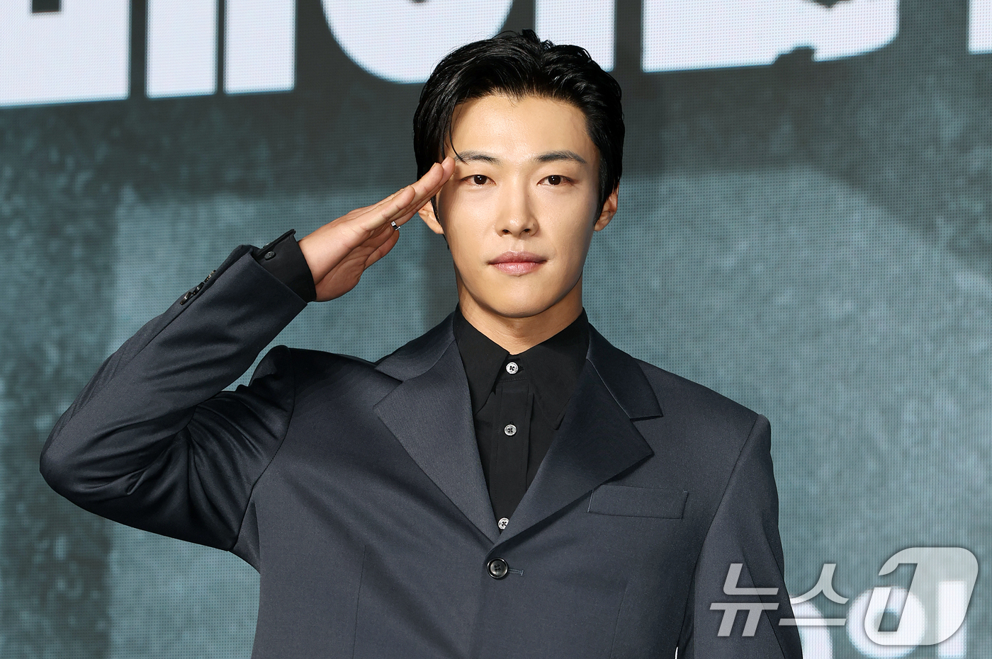 (서울=뉴스1) 김진환 기자 = 배우 우도환이 2일 서울 영등포구 콘래드서울호텔 그랜드볼룸에서 진행된 디즈니+ 오리지널 시리즈 '메이드 인 코리아2' 제작발표회에 참석해 포즈를 취 …