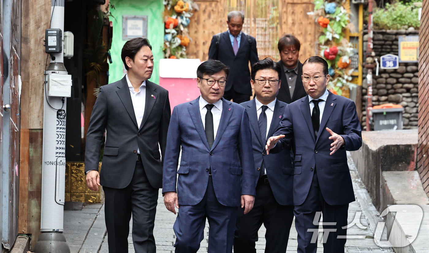 (서울=뉴스1) 이종수 기자 = 정점식 국민의힘 원내대표가 2일 오전 서울 용산구 이태원역 인근 ‘10.29 기억과 안전의 길’을 방문해 국민의힘 소속 의원들과 현장을 둘러보고 있 …