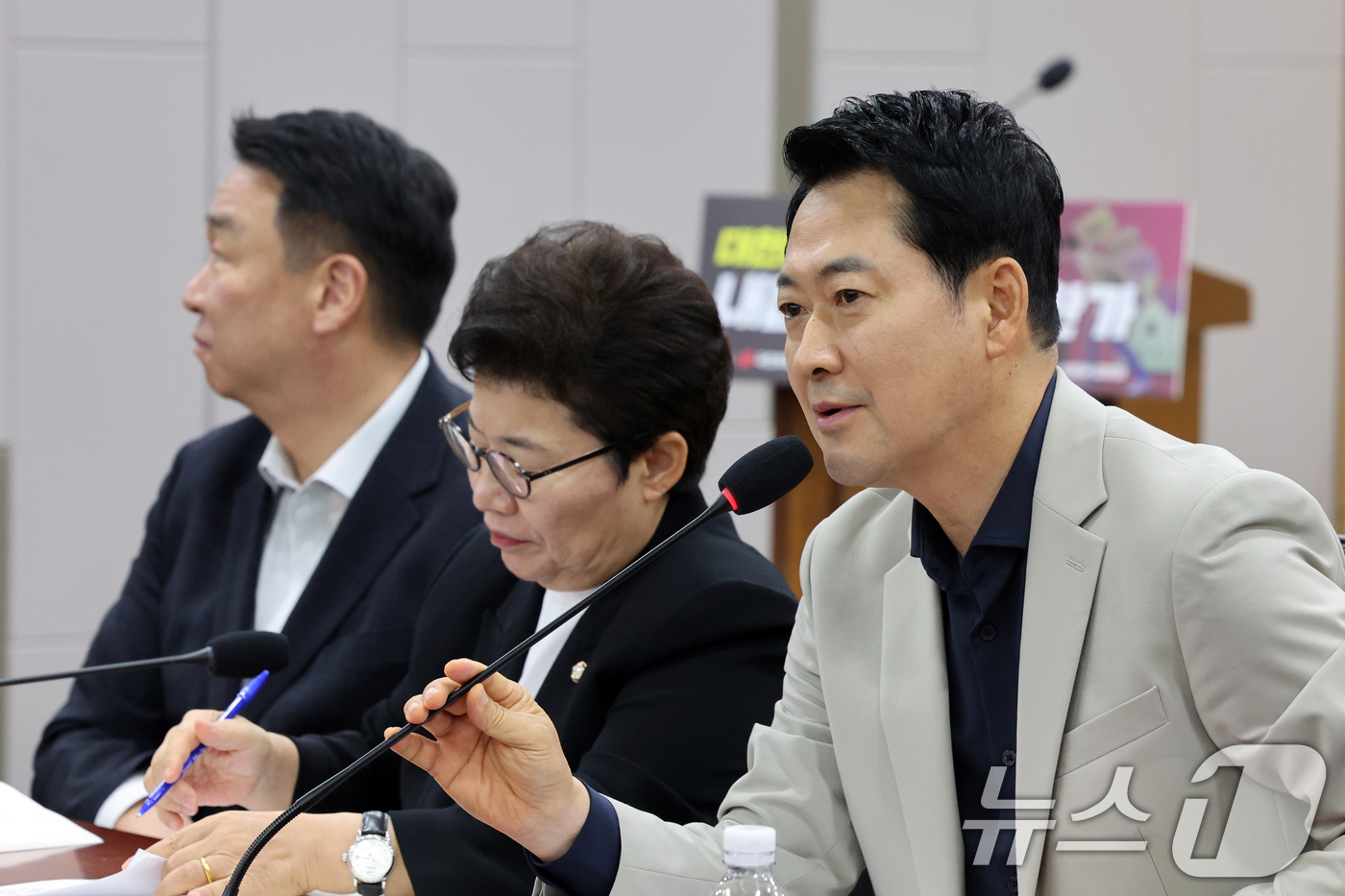 (서울=뉴스1) 황기선 기자 = 장동혁 국민의힘 대표가 2일 오전 서울 여의도 국회 의원회관에서 열린 '대한민국 청년 내집마련 가능한가 -청년이 묻고 전문가들이 답하다' 토론회에서 …