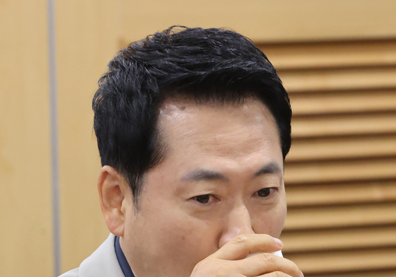 물 마시는 장동혁 대표