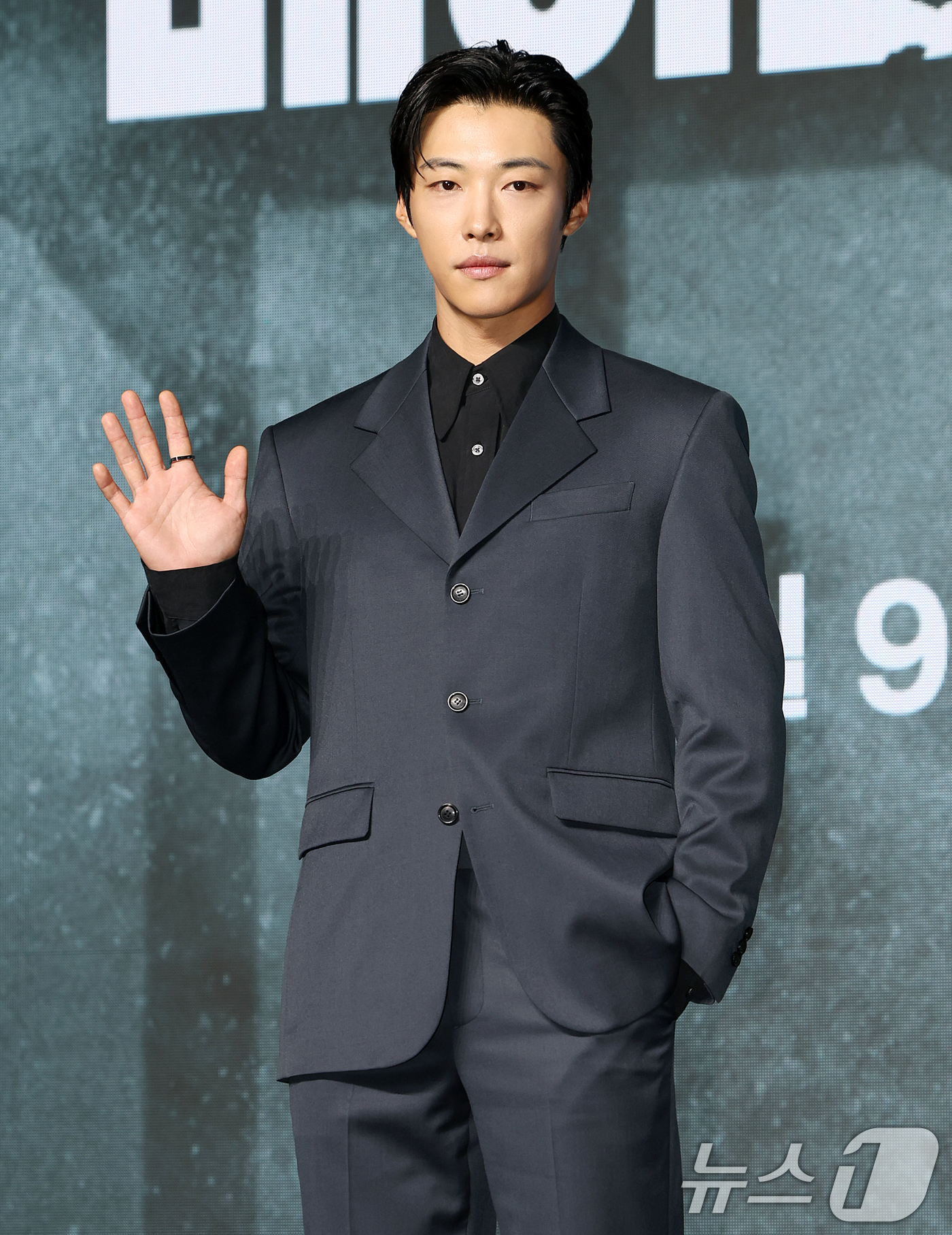(서울=뉴스1) 김진환 기자 = 배우 우도환이 2일 서울 영등포구 콘래드서울호텔 그랜드볼룸에서 진행된 디즈니+ 오리지널 시리즈 '메이드 인 코리아2' 제작발표회에 참석해 포즈를 취 …