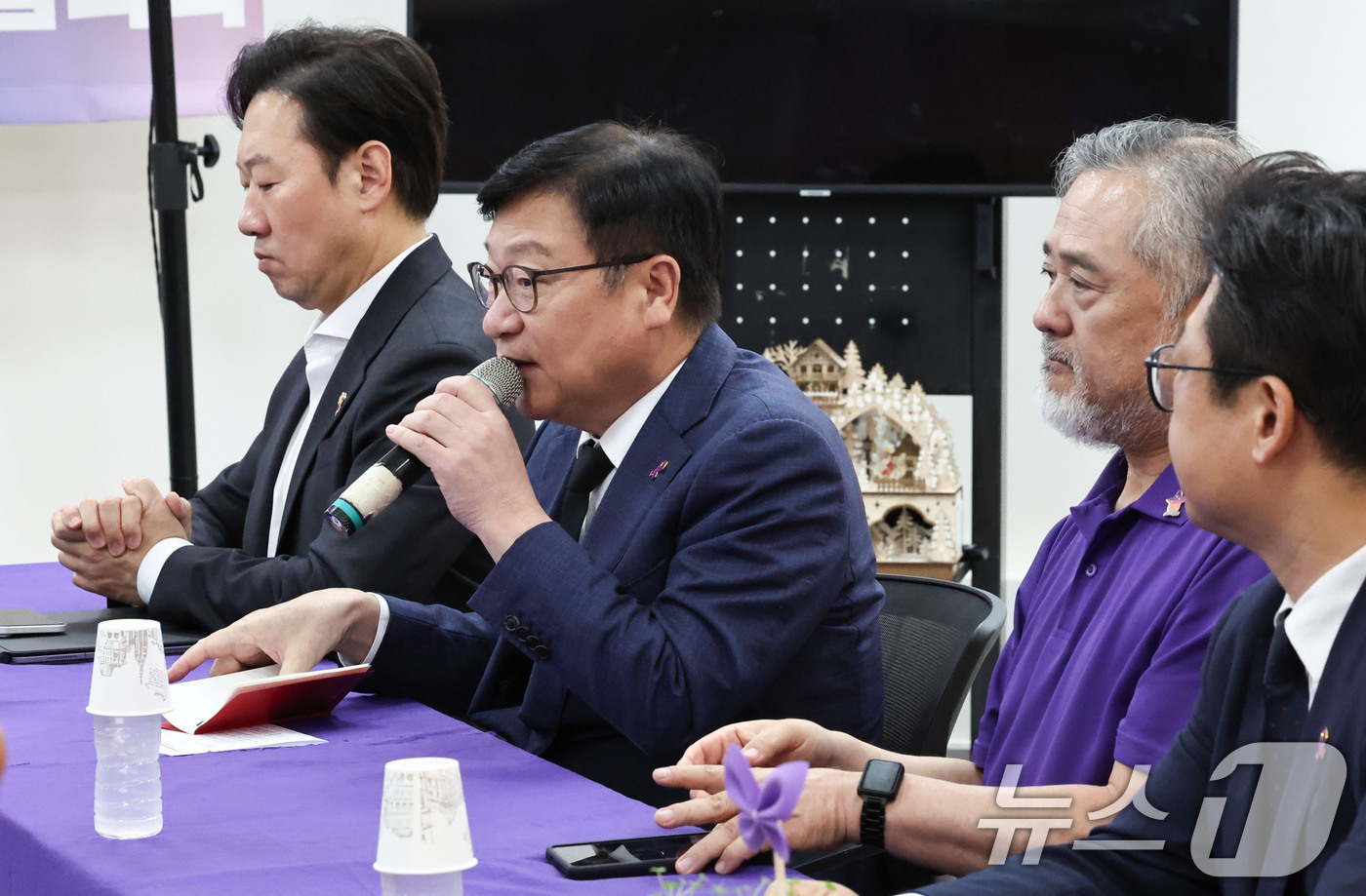 (서울=뉴스1) 이종수 기자 = 정점식 국민의힘 원내대표가 2일 오전 서울 종로구 10.29 이태원참사 기억소통공간 ‘별들의 집’을 방문해 유가족과 대화하고 있다. 2026.9.2 …