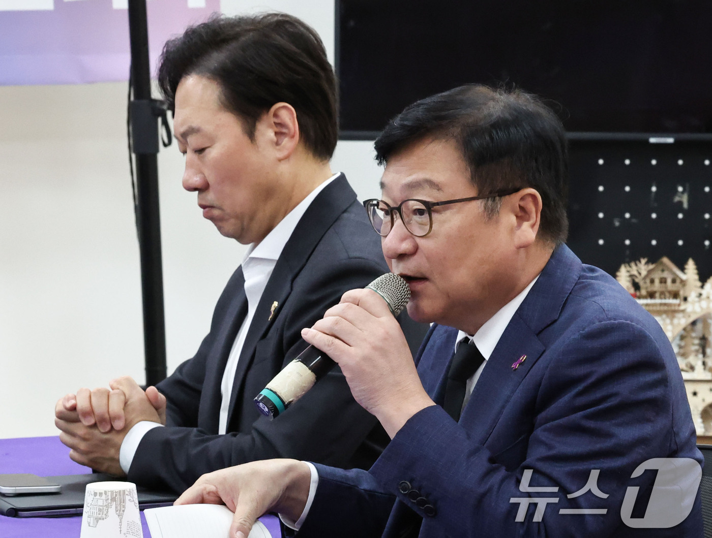 (서울=뉴스1) 이종수 기자 = 정점식 국민의힘 원내대표가 2일 오전 서울 종로구 10.29 이태원참사 기억소통공간 ‘별들의 집’을 방문해 유가족과 대화하고 있다. 2026.9.2 …