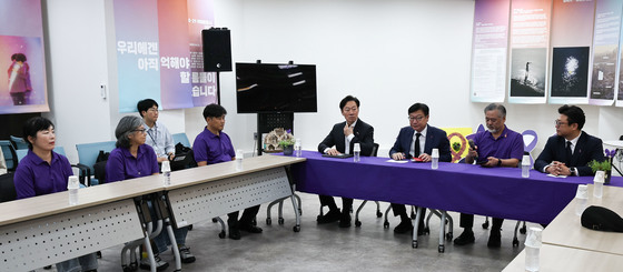 이태원참사 유가족과 면담하는 정점식 원내대표