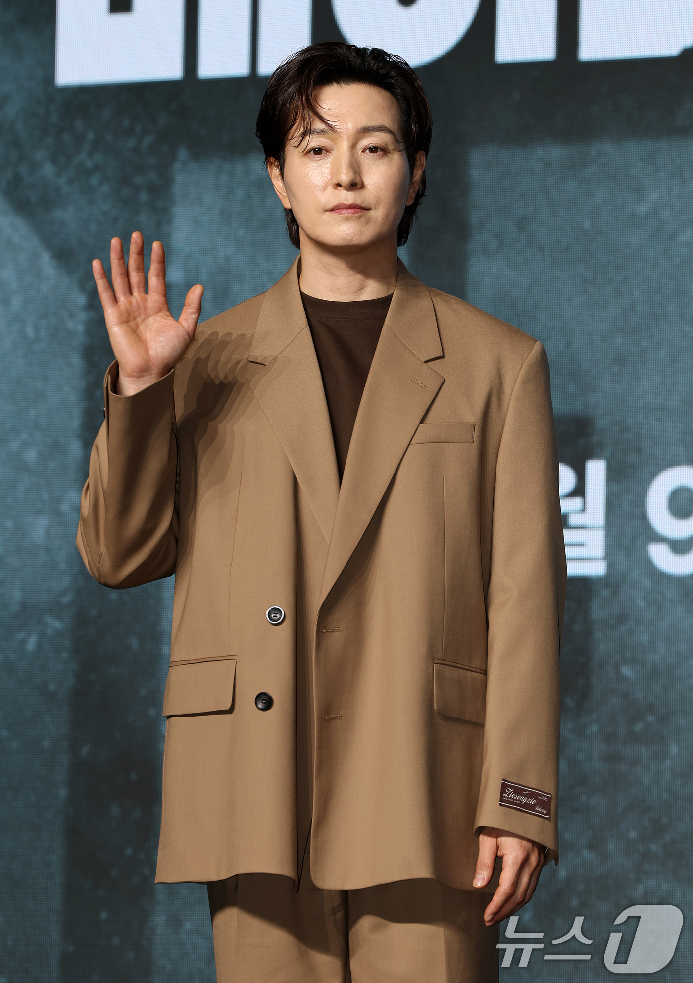 (서울=뉴스1) 김진환 기자 = 배우 정성일이 2일 서울 영등포구 콘래드서울호텔 그랜드볼룸에서 진행된 디즈니+ 오리지널 시리즈 '메이드 인 코리아2' 제작발표회에 참석해 포즈를 취 …