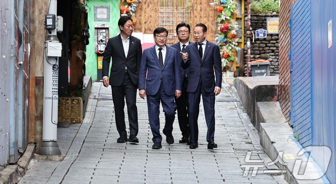 (서울=뉴스1) 이종수 기자 = 정점식 국민의힘 원내대표가 2일 오전 서울 용산구 이태원역 인근 ‘10.29 기억과 안전의 길’을 방문해 국민의힘 소속 의원들과 현장을 둘러보고 있 …