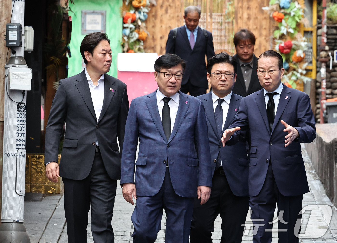 (서울=뉴스1) 이종수 기자 = 정점식 국민의힘 원내대표가 2일 오전 서울 용산구 이태원역 인근 ‘10.29 기억과 안전의 길’을 방문해 국민의힘 소속 의원들과 현장을 둘러보고 있 …