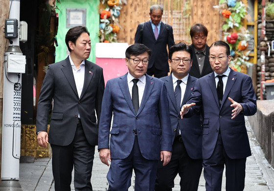 이태원 참사현장 둘러보는 정점식 원내대표