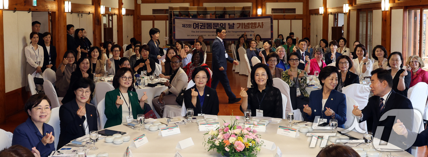 (서울=뉴스1) 황기선 기자 = 한성숙 국무총리가 2일 오전 서울 여의도 국회 사랑재에서 열린 '제3회 여권통문의 날' 기념식에서 참석자들과 기념촬영을 하고 있다.  2026.9. …