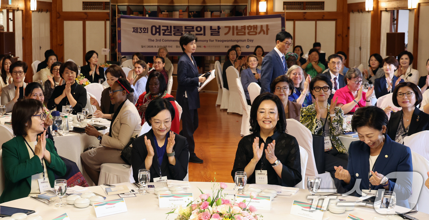(서울=뉴스1) 황기선 기자 = 한성숙 국무총리가 2일 오전 서울 여의도 국회 사랑재에서 열린 '제3회 여권통문의 날' 기념식에서 참석자들과 박수를 치고 있다.  2026.9.2/ …