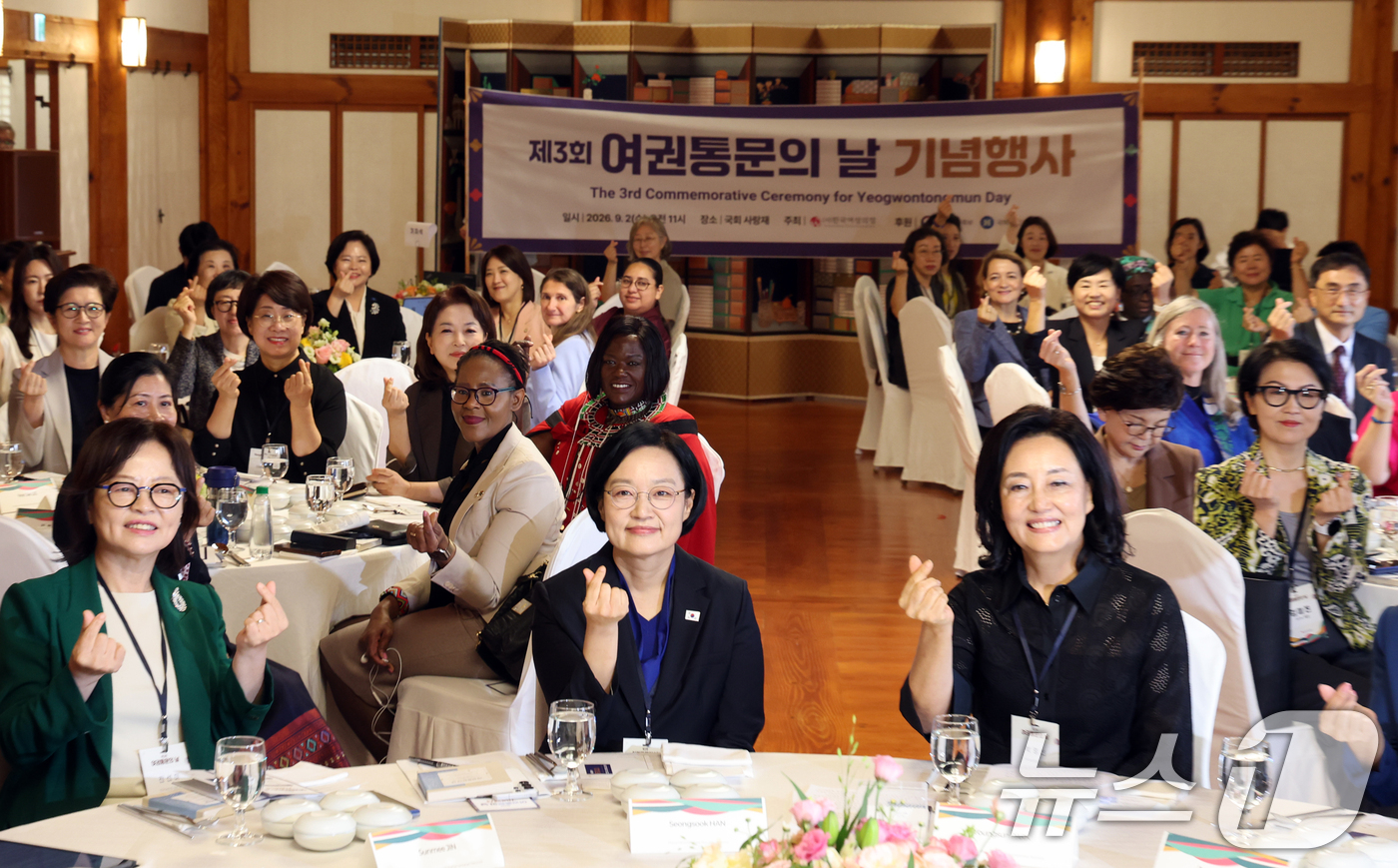 (서울=뉴스1) 황기선 기자 = 한성숙 국무총리가 2일 오전 서울 여의도 국회 사랑재에서 열린 '제3회 여권통문의 날' 기념식에서 참석자들과 기념촬영을 하고 있다.  2026.9. …