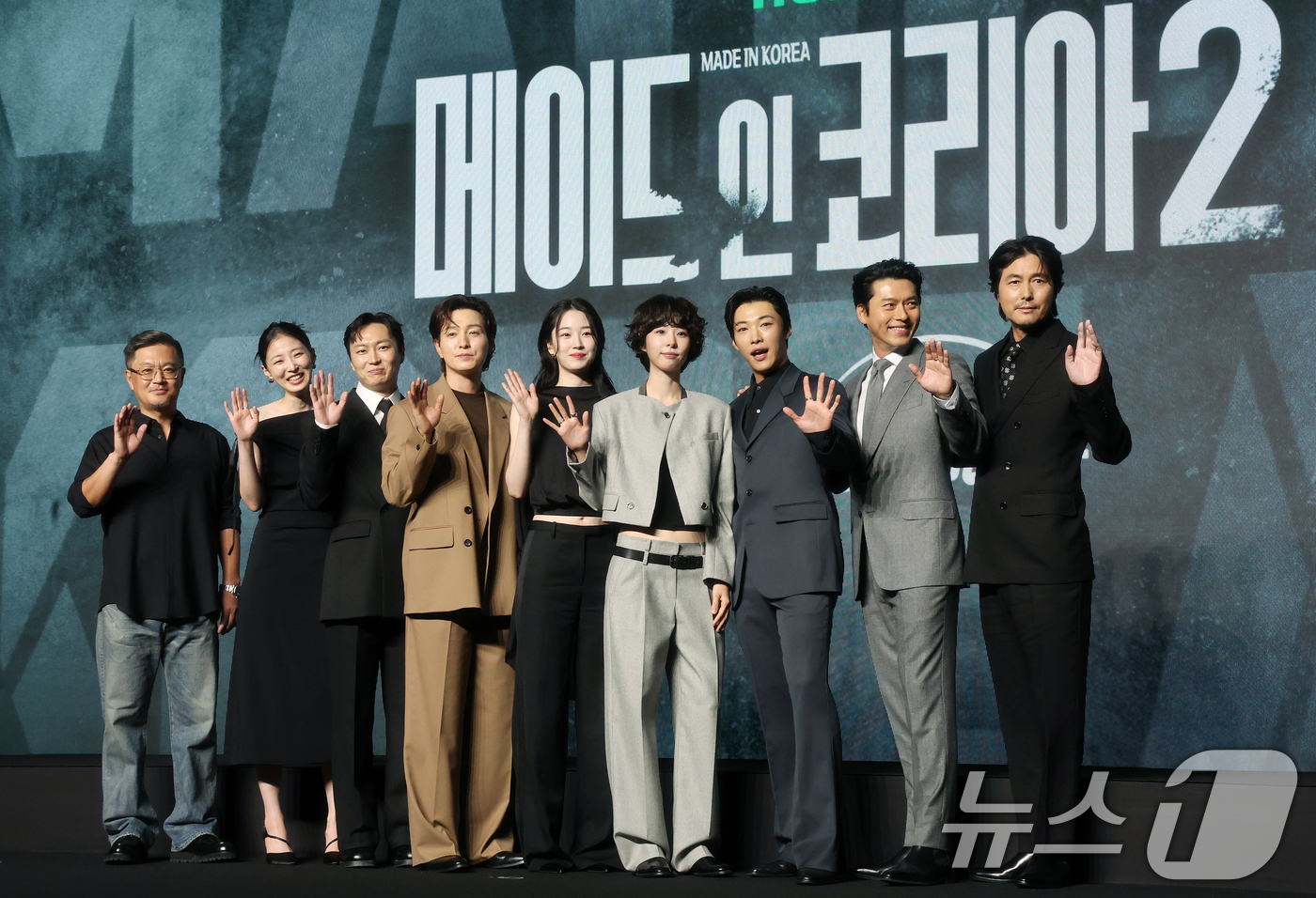 (서울=뉴스1) 김진환 기자 = 2일 서울 영등포구 콘래드서울호텔 그랜드볼룸에서 진행된 디즈니+ 오리지널 시리즈 '메이드 인 코리아2' 제작발표회에서 감독과 출연진들이 포즈를 취 …