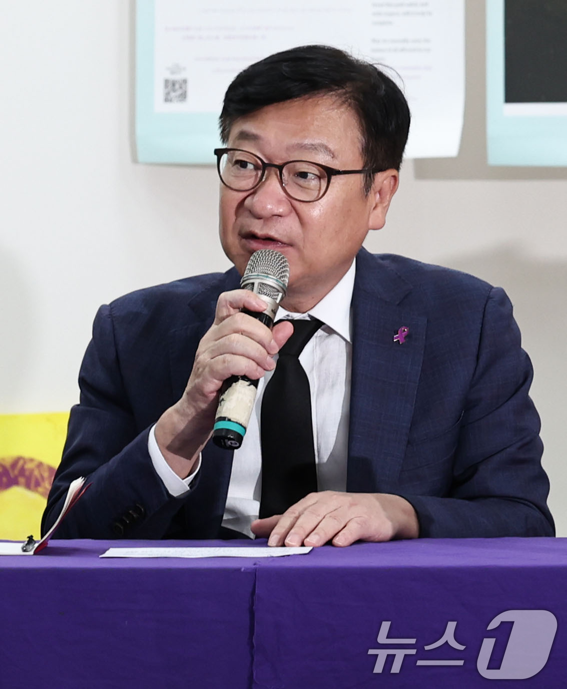 (서울=뉴스1) 이종수 기자 = 정점식 국민의힘 원내대표가 2일 오전 서울 종로구 10.29 이태원참사 기억소통공간 ‘별들의 집’을 방문해 유가족과 대화하고 있다. 2026.9.2 …