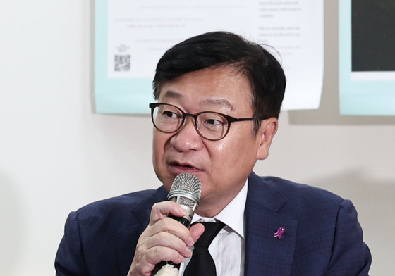 이태원참사 유가족과 대화하는 정점식 원내대표