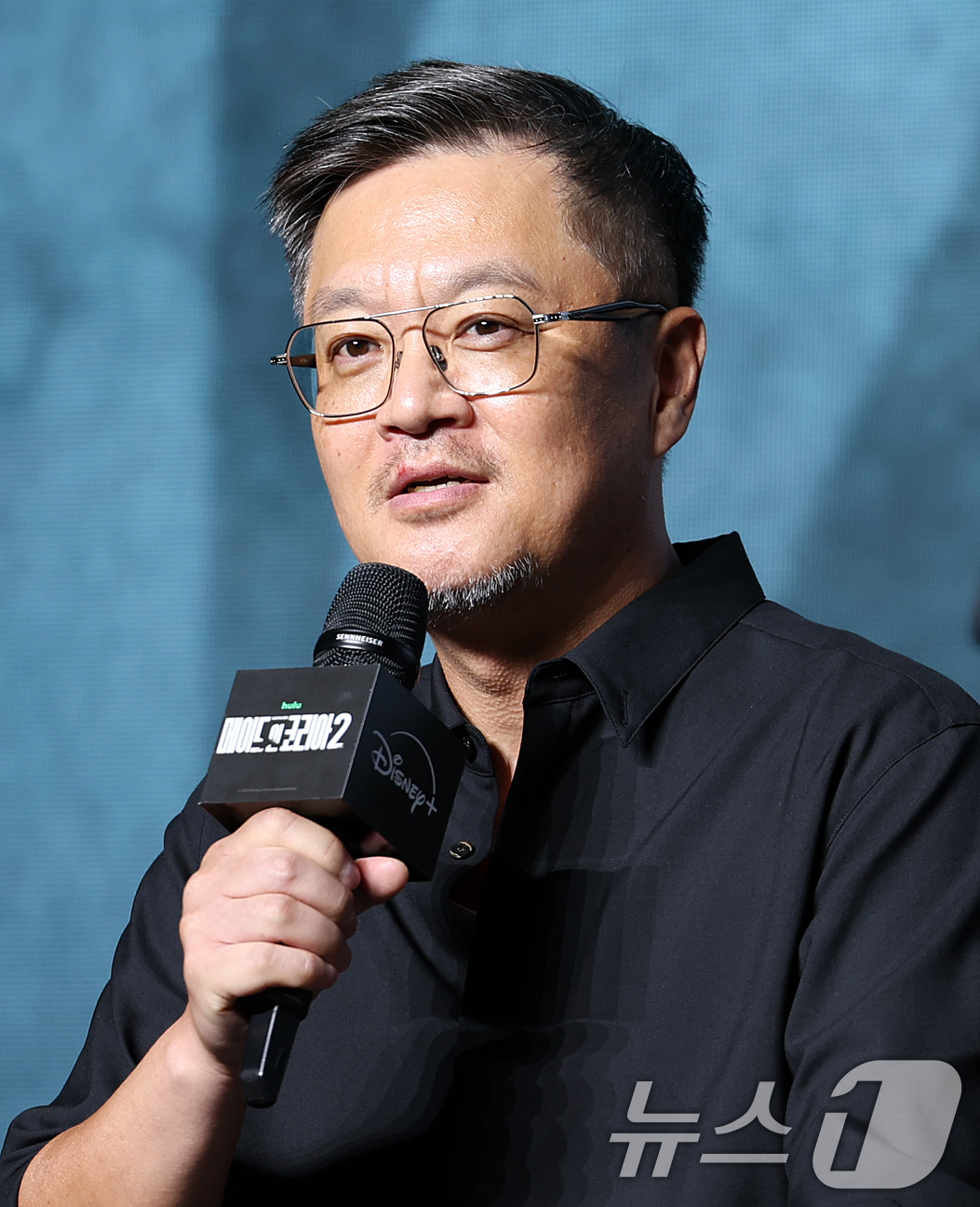 (서울=뉴스1) 김진환 기자 = 우민호 감독이 2일 서울 영등포구 콘래드서울호텔 그랜드볼룸에서 진행된 디즈니+ 오리지널 시리즈 '메이드 인 코리아2' 제작발표회에 참석해 취재진 질 …