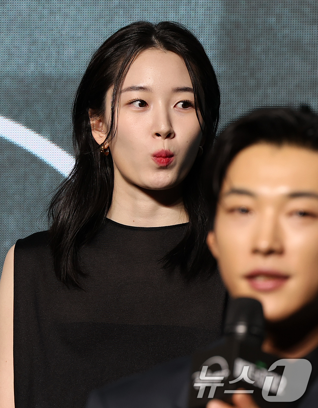 (서울=뉴스1) 김진환 기자 = 배우 원지안이 2일 서울 영등포구 콘래드서울호텔 그랜드볼룸에서 진행된 디즈니+ 오리지널 시리즈 '메이드 인 코리아2' 제작발표회에 참석해 익살스러운 …