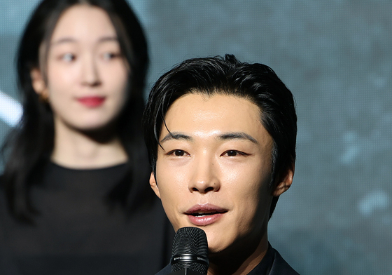 취재진 질문에 답변하는 우도환