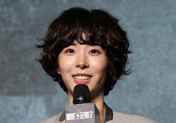 취재진 질문에 답변하는 서은수