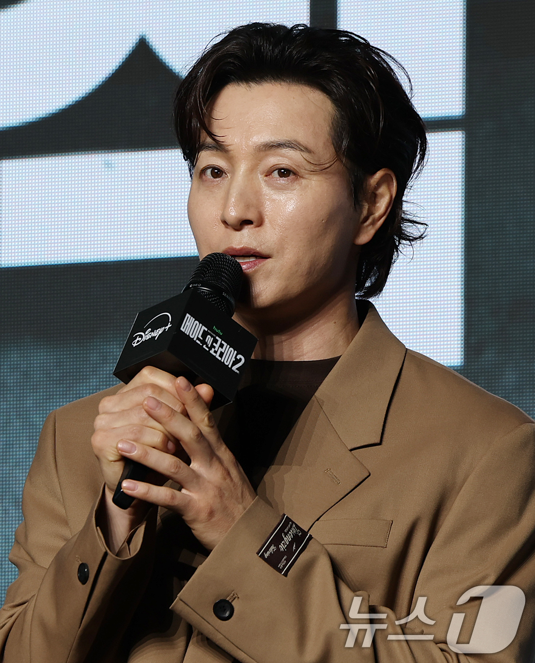 (서울=뉴스1) 김진환 기자 = 배우 정성일이 2일 서울 영등포구 콘래드서울호텔 그랜드볼룸에서 진행된 디즈니+ 오리지널 시리즈 '메이드 인 코리아2' 제작발표회에 참석해 취재진 질 …