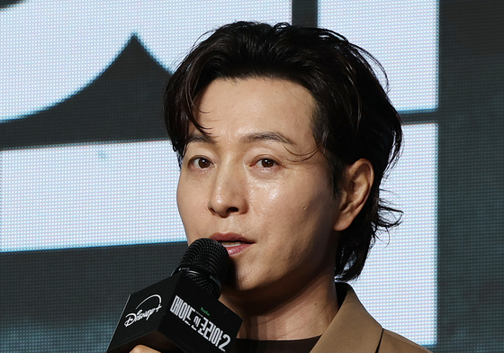 취재진 질문에 답변하는 정성일