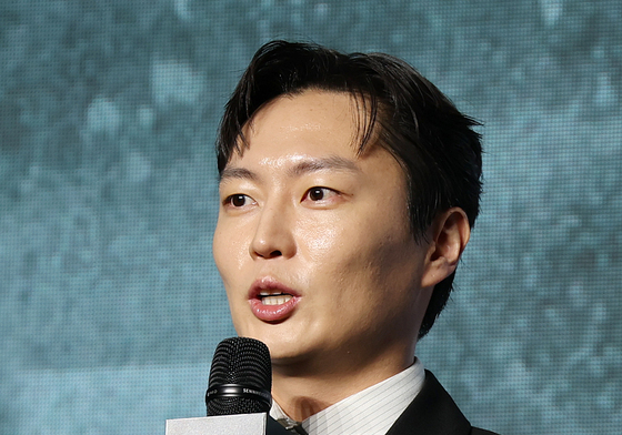 취재진 질문에 답변하는 노재원