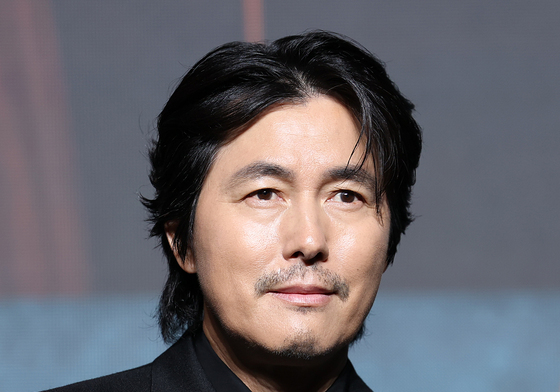 정우성, 취재진 질문에 집중