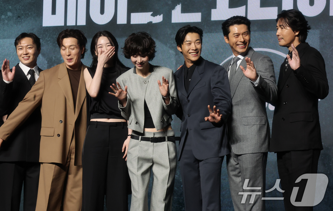 (서울=뉴스1) 김진환 기자 = 2일 서울 영등포구 콘래드서울호텔 그랜드볼룸에서 진행된 디즈니+ 오리지널 시리즈 '메이드 인 코리아2' 제작발표회에서 감독과 출연진들이 포즈를 취 …