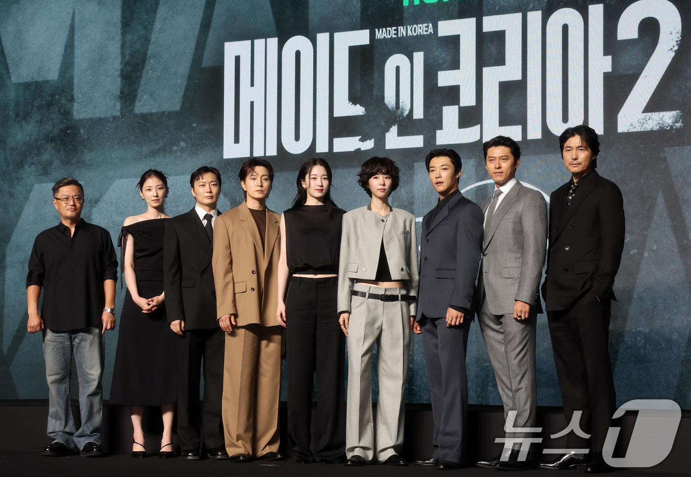 (서울=뉴스1) 김진환 기자 = 2일 서울 영등포구 콘래드서울호텔 그랜드볼룸에서 진행된 디즈니+ 오리지널 시리즈 '메이드 인 코리아2' 제작발표회에서 감독과 출연진들이 포즈를 취 …