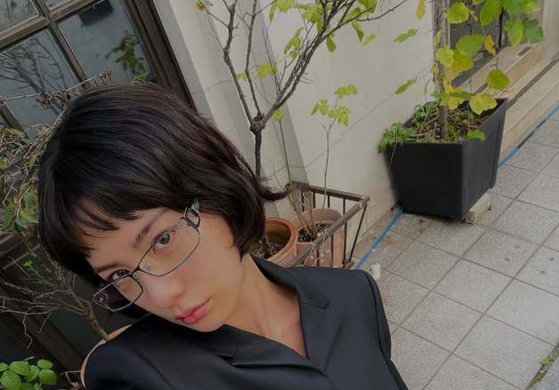 나나, 안경 껴도 감출 수 없는 미모…환상 비율까지 [N샷]