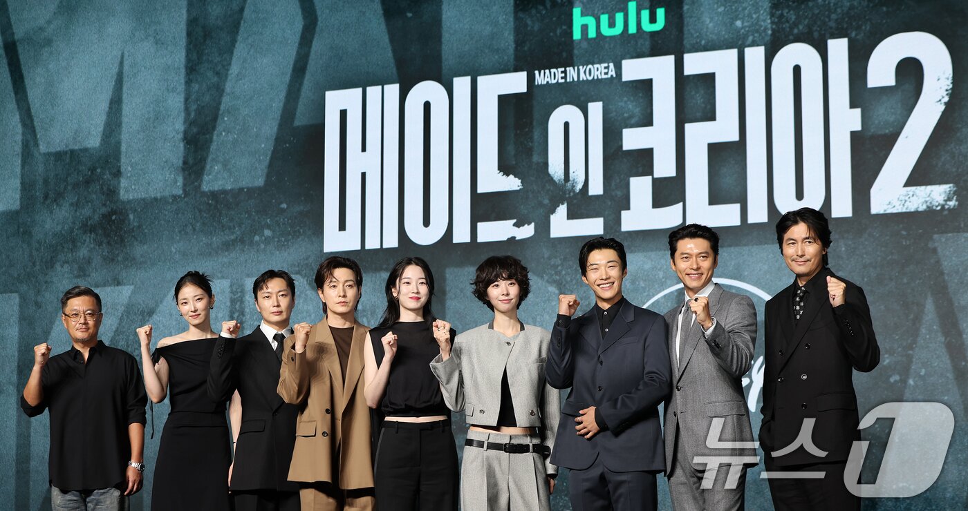 본문 이미지 - 2일 서울 영등포구 콘래드서울호텔 그랜드볼룸에서 진행된 디즈니+ 오리지널 시리즈 '메이드 인 코리아2' 제작발표회에서 감독과 출연진들이 포즈를 취하고 있다. 사진 왼쪽부터 우민호 감독, 배우 차희, 노재원, 정성일, 지안, 서은수, 우도환, 현빈, 정우성. '메이드 인 코리아2'는 10.26 사태에서 12.12 군사반란으로 이어지는 한국 근현대사의 굵직한 사건들을 기반으로 창작한 '팩션' 시대물로 오는 9일 공개한다. 2026.9.2 ⓒ 뉴스1 김진환 기자