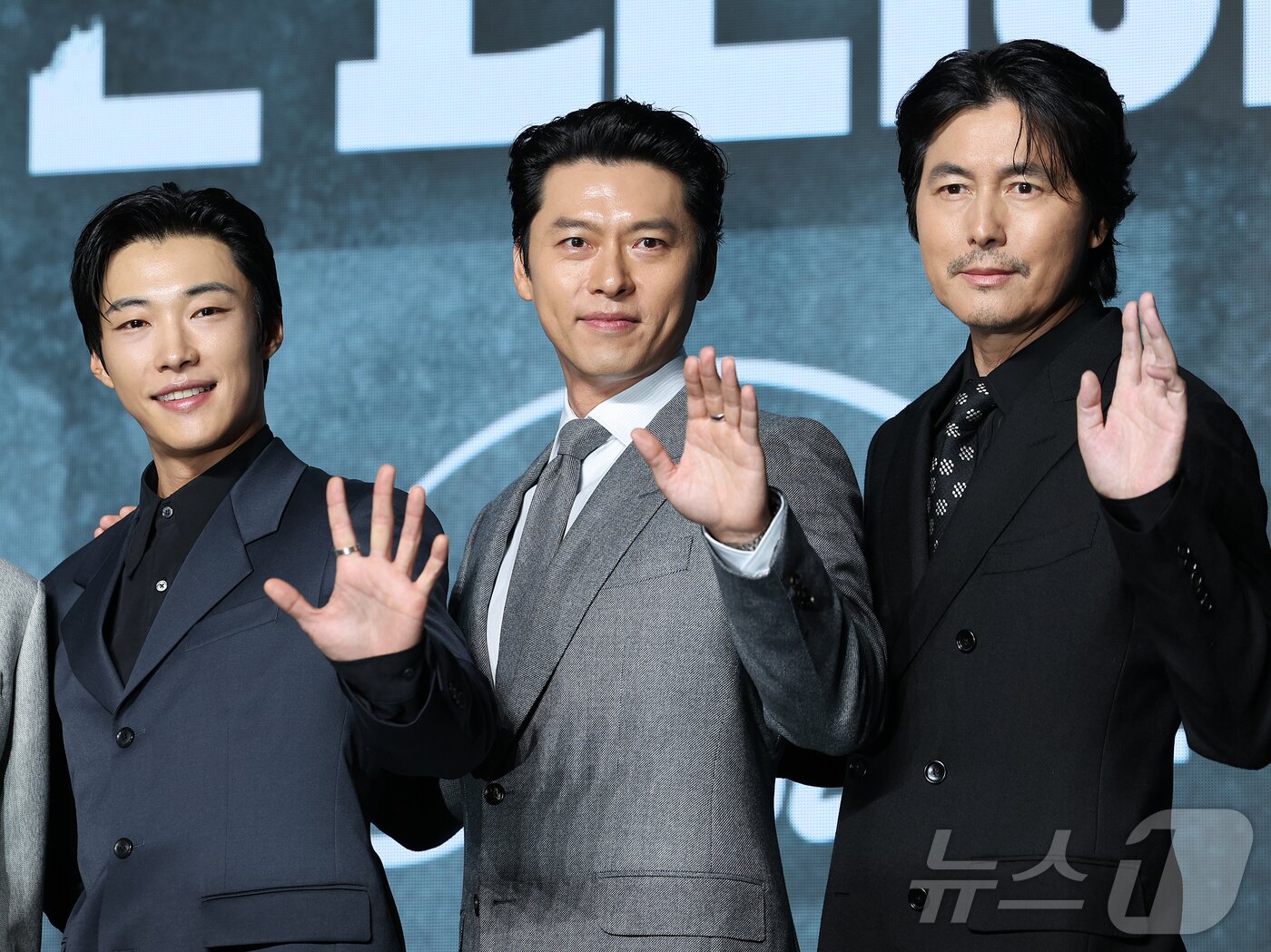 본문 이미지 - 배우 우도환(왼쪽부터), 현빈, 정우성이 2일 서울 영등포구 콘래드서울호텔 그랜드볼룸에서 진행된 디즈니+ 오리지널 시리즈 '메이드 인 코리아2' 제작발표회에 참석해 포즈를 취하고 있다. '메이드 인 코리아2'는 10.26 사태에서 12.12 군사반란으로 이어지는 한국 근현대사의 굵직한 사건들을 기반으로 창작한 '팩션' 시대물로 오는 9일 공개한다. 2026.9.2 ⓒ 뉴스1 김진환 기자