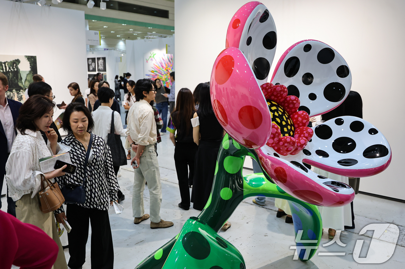 (서울=뉴스1) 김도우 기자 = 2일 서울 강남구 코엑스에서 열린 ‘FRIEZE SEOUL 2026(프리즈 서울)에서 관람객들이 전시품을 살펴보고 있다. 2026.9.2/뉴스1