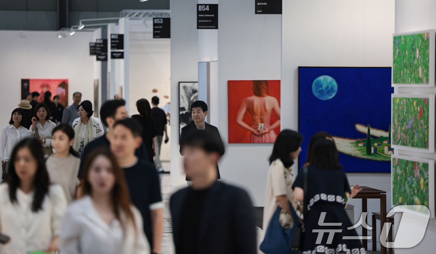 (서울=뉴스1) 김도우 기자 = 2일 서울 강남구 코엑스에서 열린 'Kiaf SEOUL 2026(키아프 서울)’​에서 관람객들이 전시품을 살펴보고 있다. 2026.9.2/뉴스1