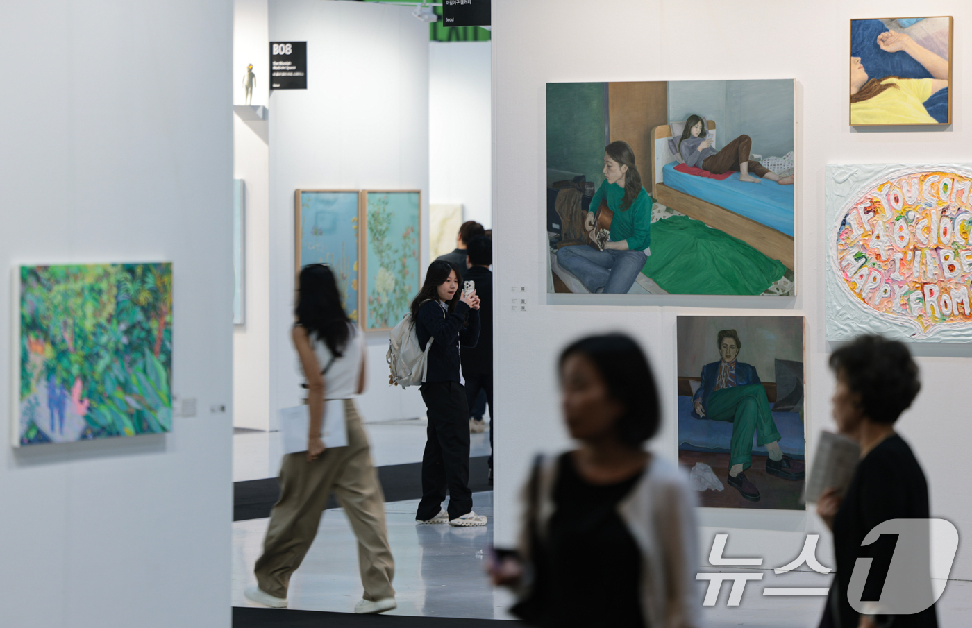 (서울=뉴스1) 김도우 기자 = 2일 서울 강남구 코엑스에서 열린 'Kiaf SEOUL 2026(키아프 서울)’​에서 관람객들이 전시품을 살펴보고 있다. 2026.9.2/뉴스1
